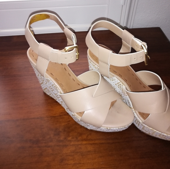 Size 7 Tahari platform 4 inch heels sandals - Picture 2 of 4